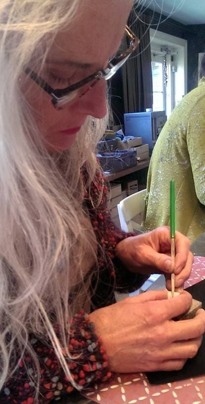 Thea Slikboer aan het werk in haar atelier