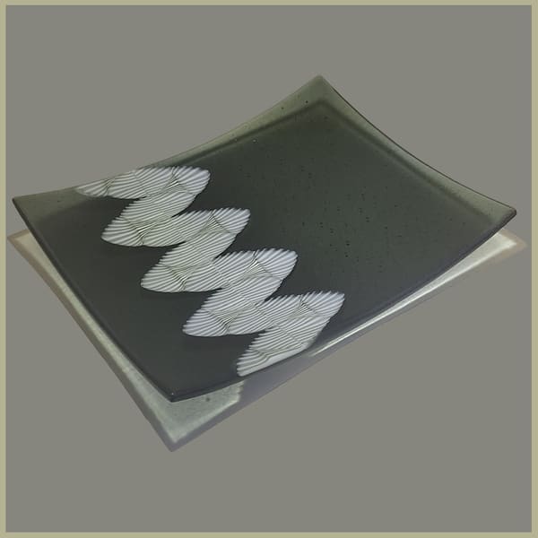 Glasfusingwerk van Thea Slikboer — Schaal 24x30 grijs wit