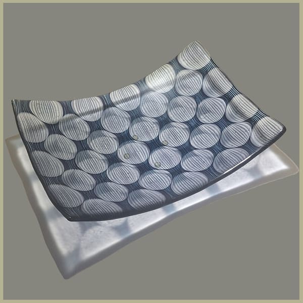 Glasfusingwerk van Thea Slikboer — Schaal 30 x 22 cm diep royal purple steel blue