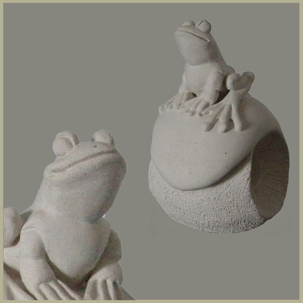 Keramisch werk van Thea Slikboer — Frog with a ball