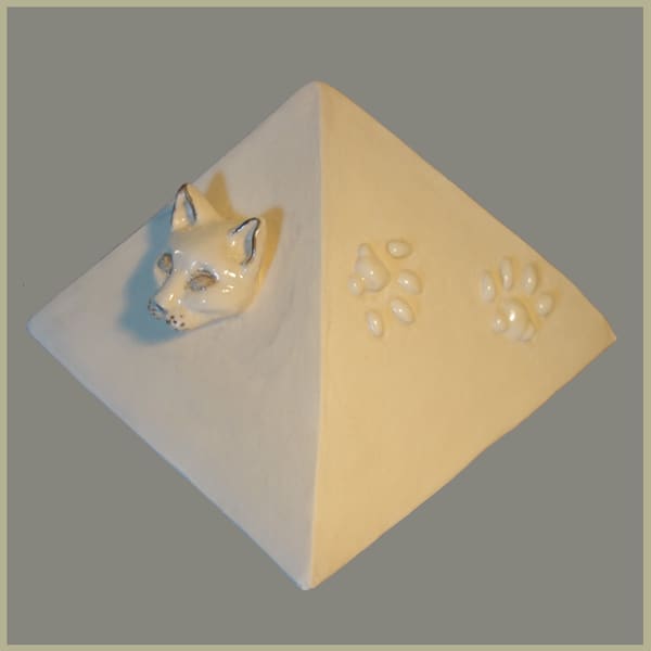 Keramisch werk van Thea Slikboer — Piramide kat