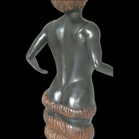 Bronzen vrouwentorso met een gevlochten omslag om de heupen