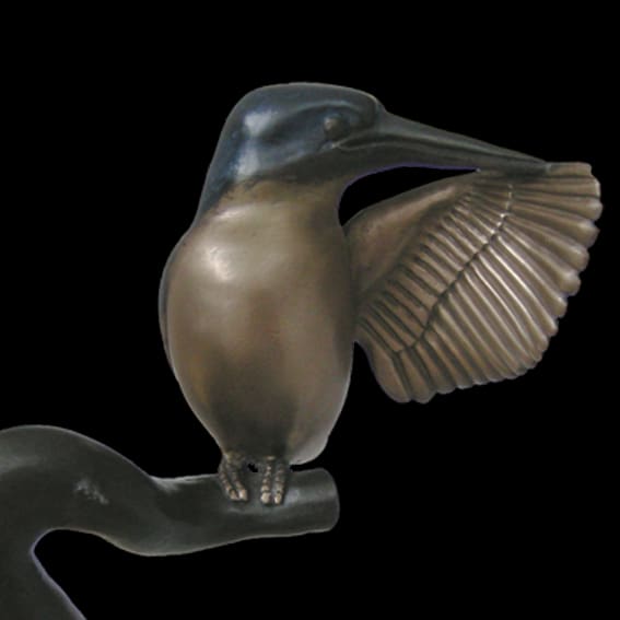 Bronzen ijsvogel op een tak, met gespreide vleugel