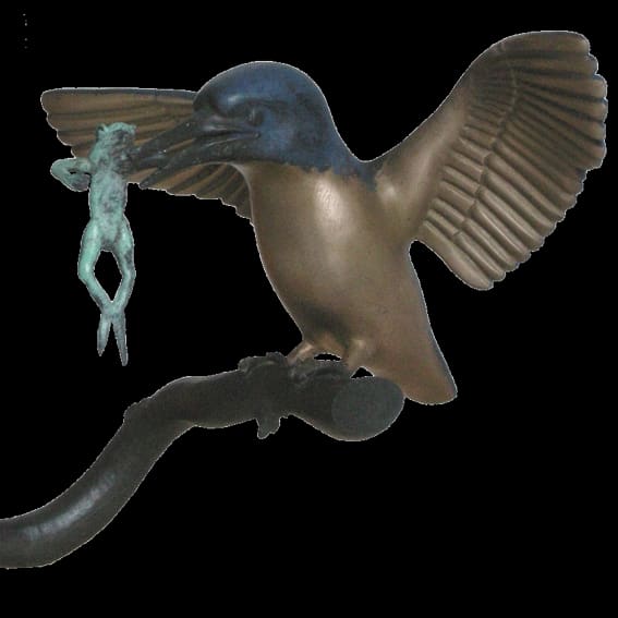 Vliegende bronzen ijsvogel met zijn vangst in de snavel
