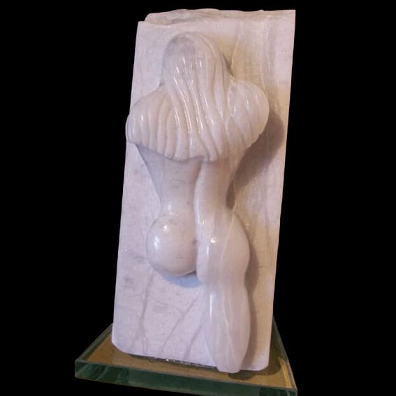 Torso in reliëf, uitgehakt in lichte steen