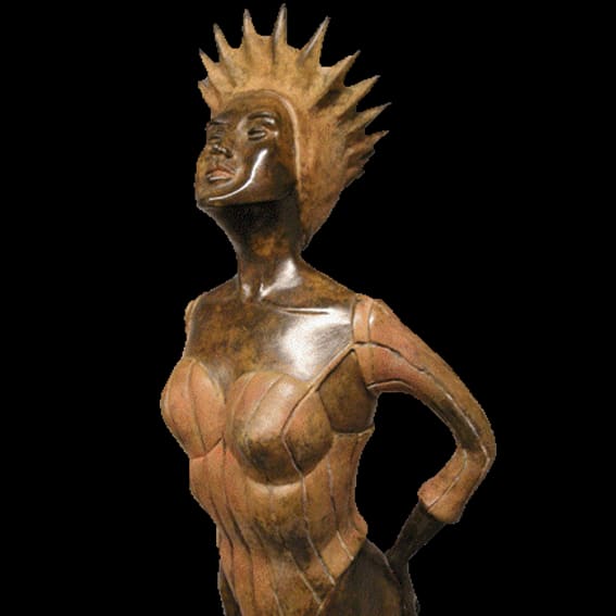 Bronzen staande vrouwenfiguur met opstaand haar, hand in de zij