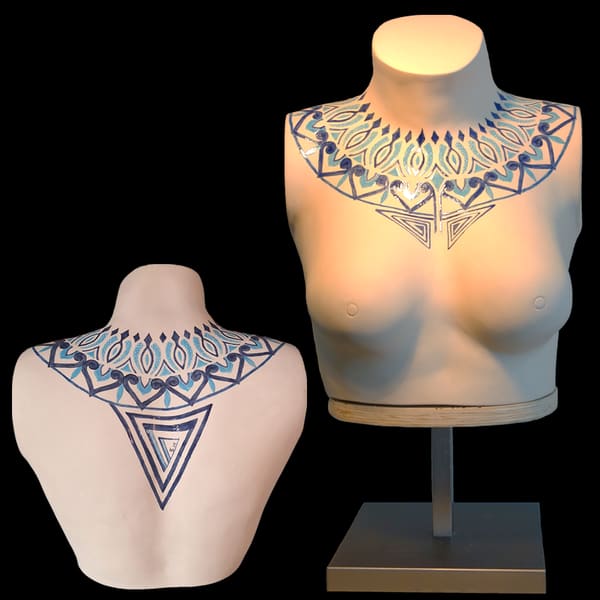 Keramische torso met een geschilderd sieraadmotief om de hals