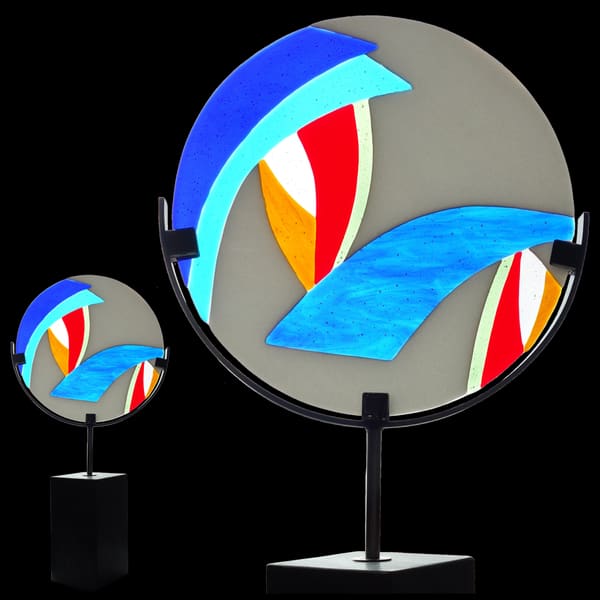 Rond glaspaneel met blauwe en rode zeilvormen