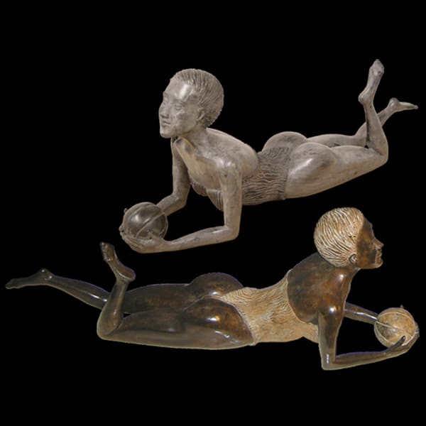 Twee bronzen liggende figuren die een bal naar elkaar rollen